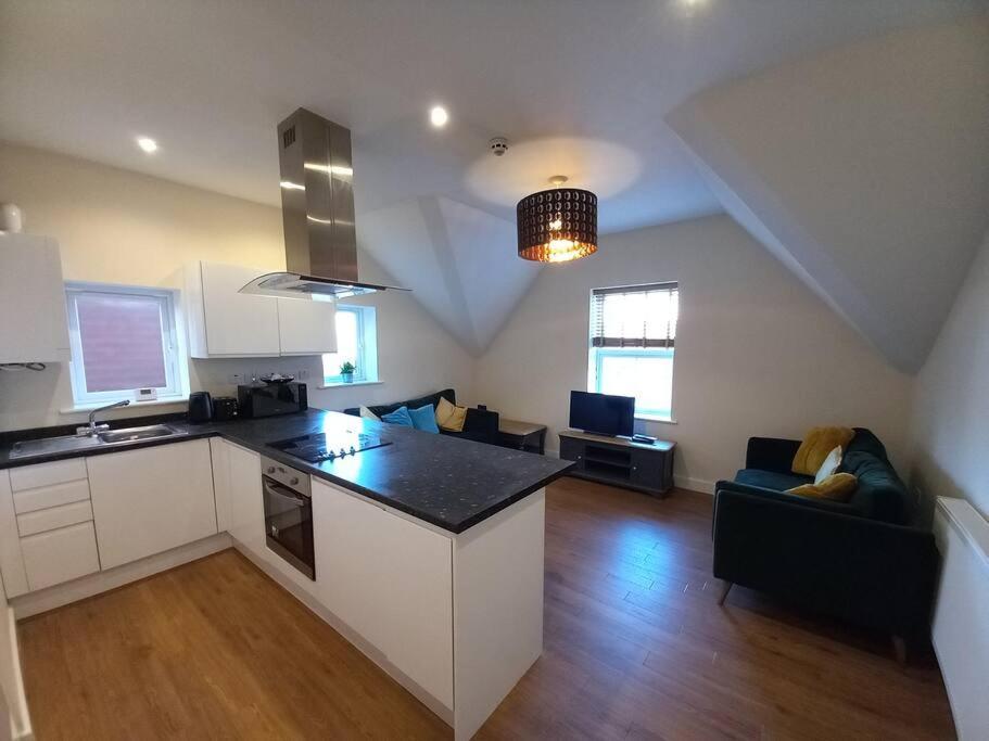 Roomy Penthouse 2 Double Bed Apartment - Spacious - Central Beeston - Free Secure Parking - Ноттингем Экстерьер фото